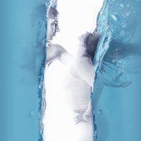 一位女性数据整理员对着双屏显示器比对号码表格与连线图，屏幕蓝光映在桌面上，环境安静专注
